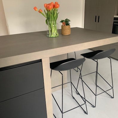 Barkruk Ellen 76 zwart arin op de Weegh2